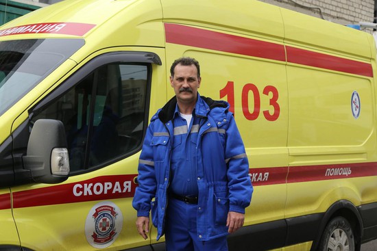 Водитель скорой помощи Анатолий Лазебный привез бригаду на станцию.