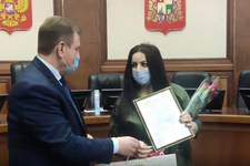 Вручение документа. Скриншот Ольги Богатеевой из видео администрации Ставрополя