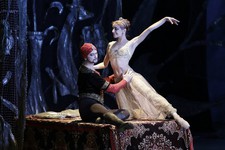 Фото: официальный сайт Донбасс Опера. Сцена из спектакля «Тысяча и одна ночь»