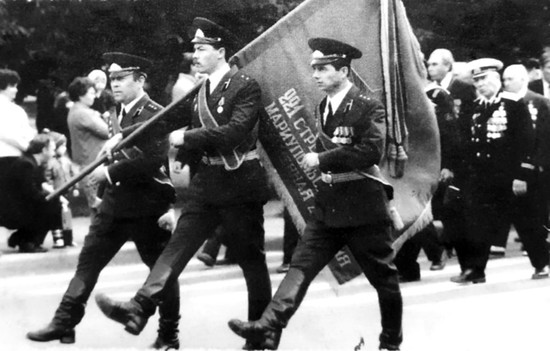 Знаменосцы  со знаменем  221-й стрелковой  дивизии.