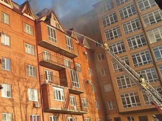 Дом, горевший в станице Ессентукской. Фото очевидцев из социальных сетей