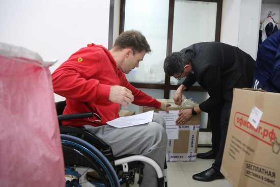 Дмитрий Некрасов и Михаил Гюлумян в Центре протезирования и ортопедии готовят груз к отправке на Донбасс