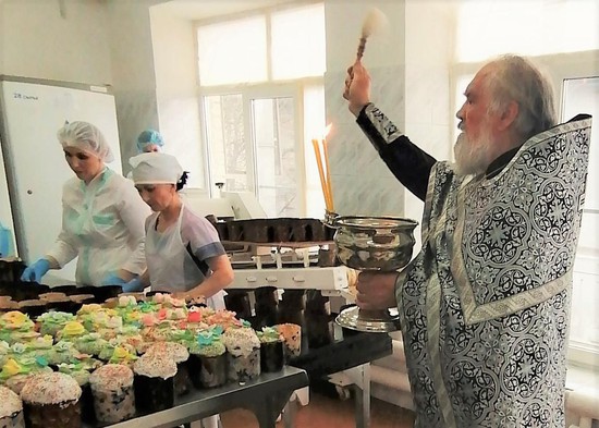 Освящение пасхальных куличей в пекарне МКС, Ставрополь