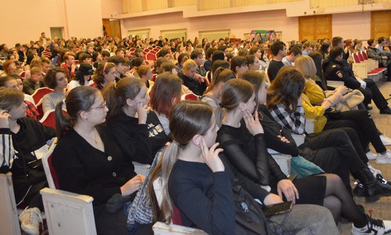 Лекция со студентами колледжа в Ставрополе. Фото ГУ МВД России по СК