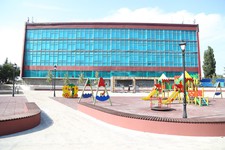 Площадка перед бассейном «Юность».
