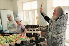 Освящение пасхальных куличей в пекарне МКС, Ставрополь