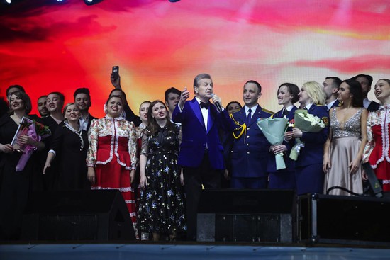 Председатель жюри фестиваля Лев Лещенко и конкурсанты исполнили песню «Надежда»