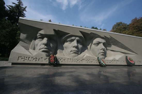 День Победы в Ставрополе начнется с возложения цветов к мемориалам погибшим воинам