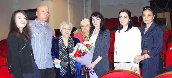 Шогер Каспарова (на снимке третья слева) была на концерте  с родными и близкими Юрия Газаровича