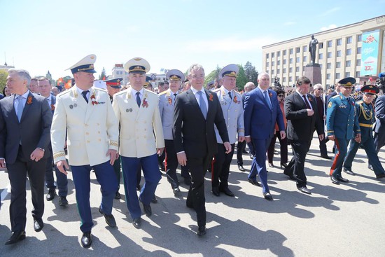 В праздничной колонне — представители военного командования и губернатор Ставрополья