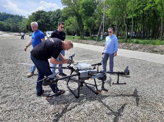 Подготовка дрона к полёту. Пресс-служба администрации города-курорта Кисловодска
