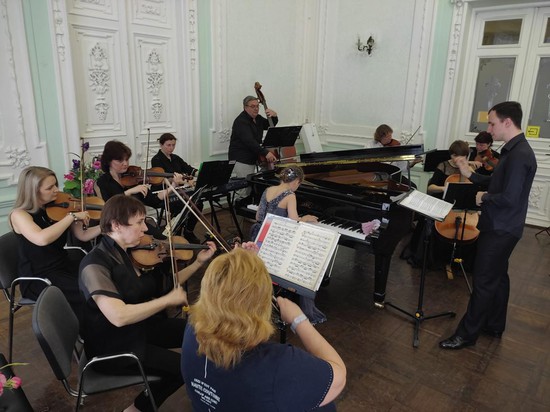 Камерный оркестр «Кантабиле» и юная пианистка Алина Шишманова исполнили шедевр Иоганна Себастьяна Баха