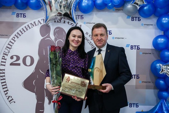 Победителей награждает глава города Ставрополя Иван Ульянченко