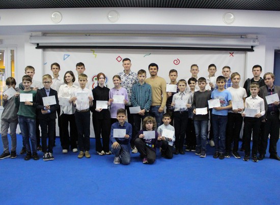 Школьники с сертификатами. Пресс-служба минобразования Ставропольского края
