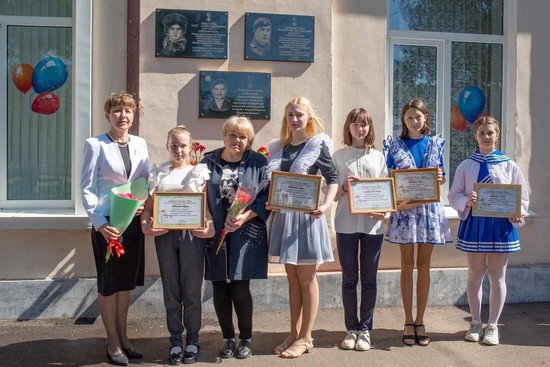Ольга Стеценко ежегодно вручает лучшим ученикам стипендии имени своего погибшего мужа