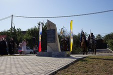 Установленный Фондом «ТОЛКС» ранее в Минеральных Водах памятник курсантам Новочеркасского кавалерийского училища. 