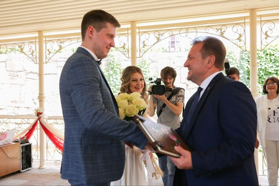 Глава Ставрополя Иван Ульянченко поздравил молодоженов