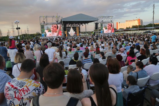 Открытие форума собрало на Владимирской площади несколько тысяч зрителей