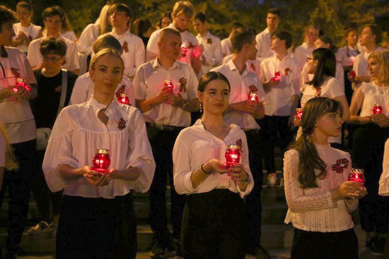 Около 400 выпускников ставропольских школ зажгли свечи в память о погибших  в годы Великой Отечественной