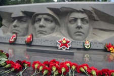 Сотни красных цветов —  как напоминание о миллионах жертв войны