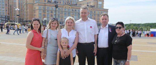Владимир Владимиров и Иван Ульянченко с жителями Ставрополя