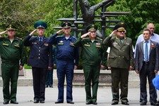 Валентин Марьин на митинге памяти погибших земляков (второй справа) 