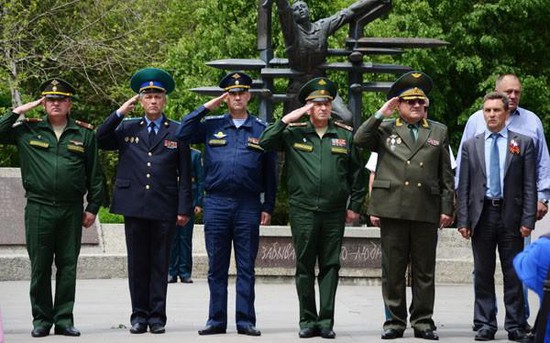 Валентин Марьин на митинге памяти погибших земляков (второй справа) 