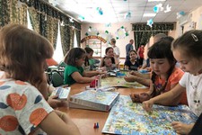 Творческие мастер-классы проводят для детей беженцев в пункте временного размещения села Юца