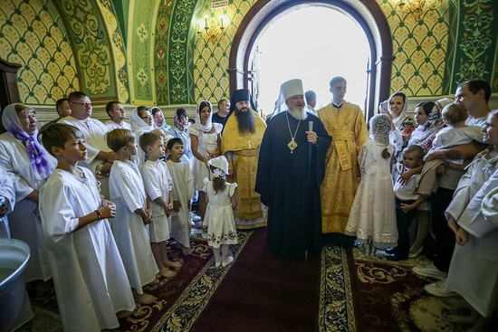 Митрополит Кирилл с детьми. Пресс-служба Ставропольской и Невинномысской епархии