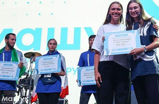 Победители получают сертификаты. Пресс-служба администрации Ставрополя
