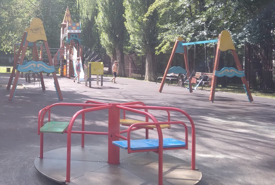 Карусели на детской площадке в Ставрополе