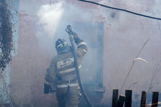 Пожарные продолжают бороться с серьезным пожаром на Сенгилеевском озере