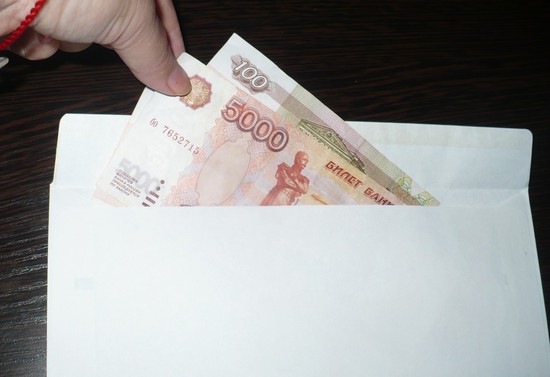 Человек с «зарплатой в конверте» лишается законных выплат