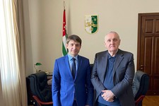 Дмитрий Беспалов (слева) в Республике Абхазия. Управление по информации  и связям с общественностью СКФУ