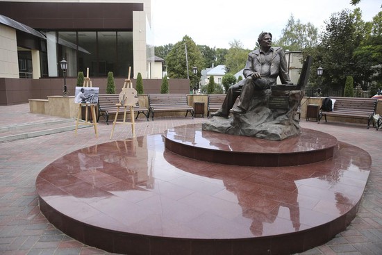 Памятник выдающемуся ставропольскому художнику Павлу Гречишкину у входа в детскую городскую школу искусств