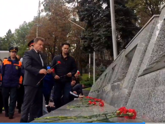 Иван Ульянченко на возложении цветов. Скриншот из видео в Телеграм-канале