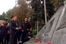 Иван Ульянченко на возложении цветов. Скриншот из видео в Телеграм-канале