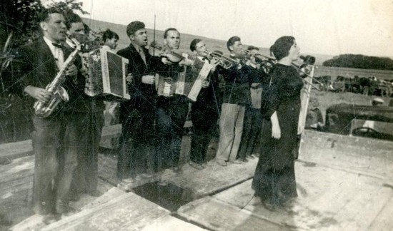 На строительстве Невинномысского канала. Джаз-оркестр в Изобильненском районе дает концерт. 1940 год