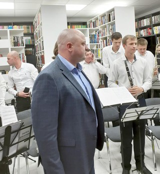 Дирижер Алексей Хуторенко с духовым оркестром