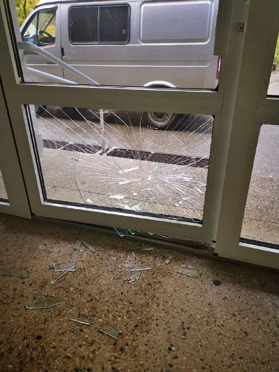 40-летний житель Невинномысска разбил стекло в поликлинике