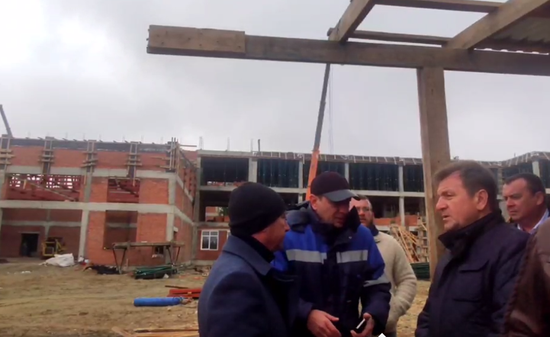 Иван Ульянченко проверил ход строительных работ школы на улице Федеральной. Скриншот из видео в Телеграм-канале мэра Ставрополя