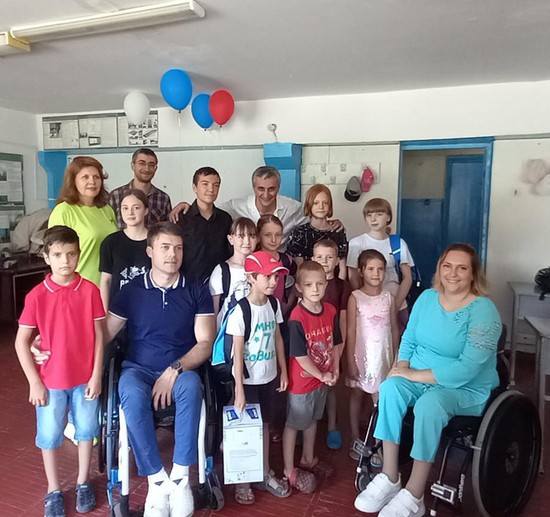 В августе ставропольские автоволонтёры помогли собрать в школу детей из семей беженцев, прибывших с востока Украины.