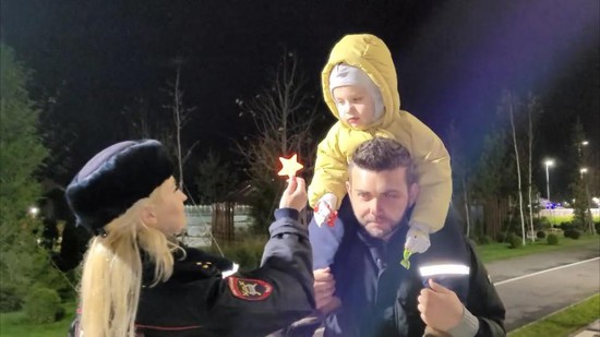 Автоинспекторы вручают жителям Ставрополя световозвращатели
