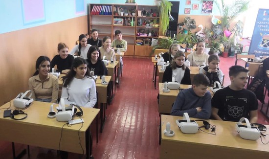 Школьники смотрят фильм о казаках во время ВОВ. Пресс-служба комитета Ставрополья по делам национальностей и казачества