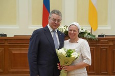 Медали "Материнская слава" вручал губернатор Владимиров