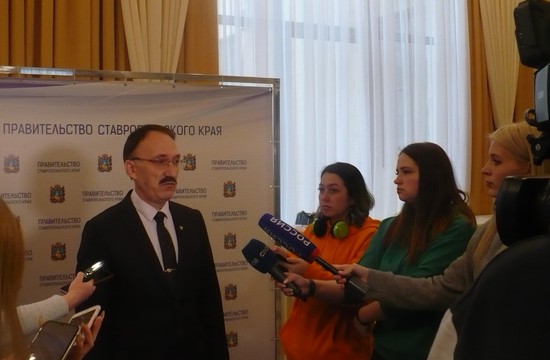 Министр образования Ставрополья Евгений Козюра на брифинге в правительстве края