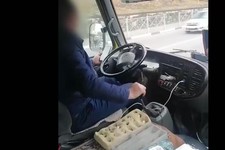 Рулит и смотрит ролики. Водителя пассажирского автобуса привлекли к ответственности в Кисловодске. На фото кадр из видео ГИБДД СК