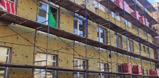 Работы на фасаде гимназии №3 почти завершены. Скриншот из видео в Телеграм-канале мэра Ставрополя Ивана Ульянченко