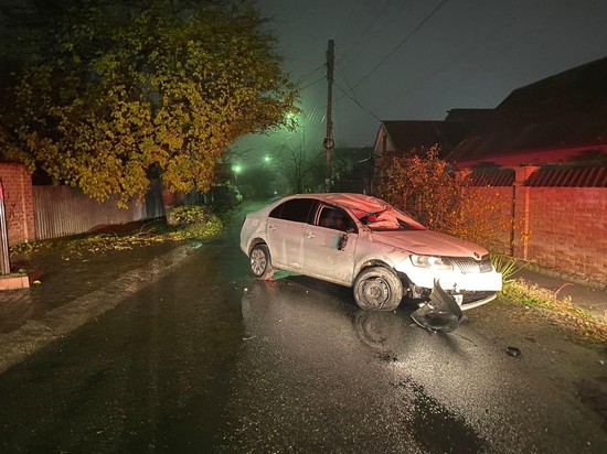 Пятигорск, автомобиль перевернулся на мокрой дороге. Фото ГИБДД СК