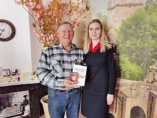 Пожилым людям, приехавшим в Ставрополь, паспорта гражданина РФ вручают прямо на дому
